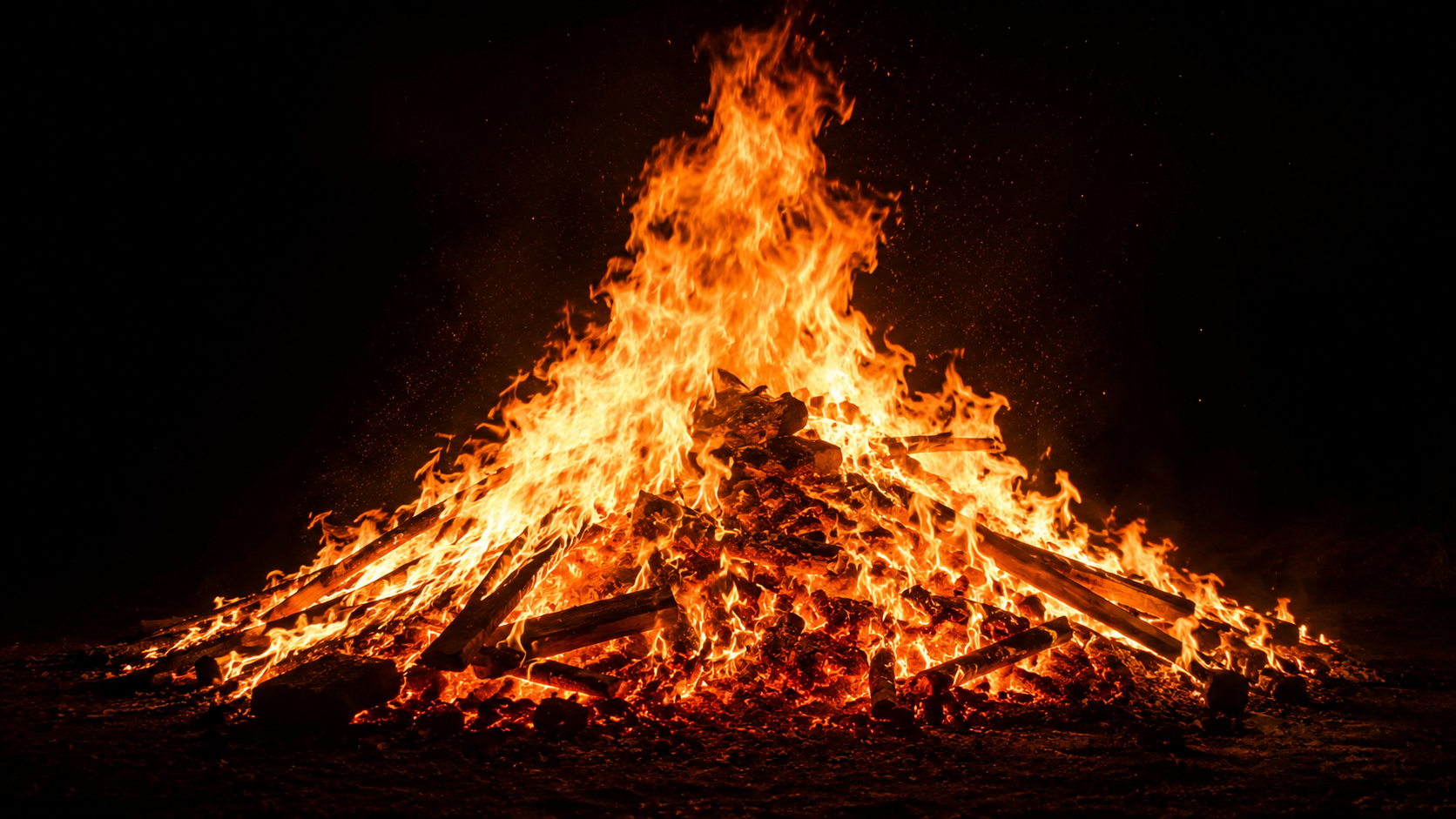 Foguera de Revetlla de Sant Joan a Gualba amb ambient nocturn i cuina catalana de festa